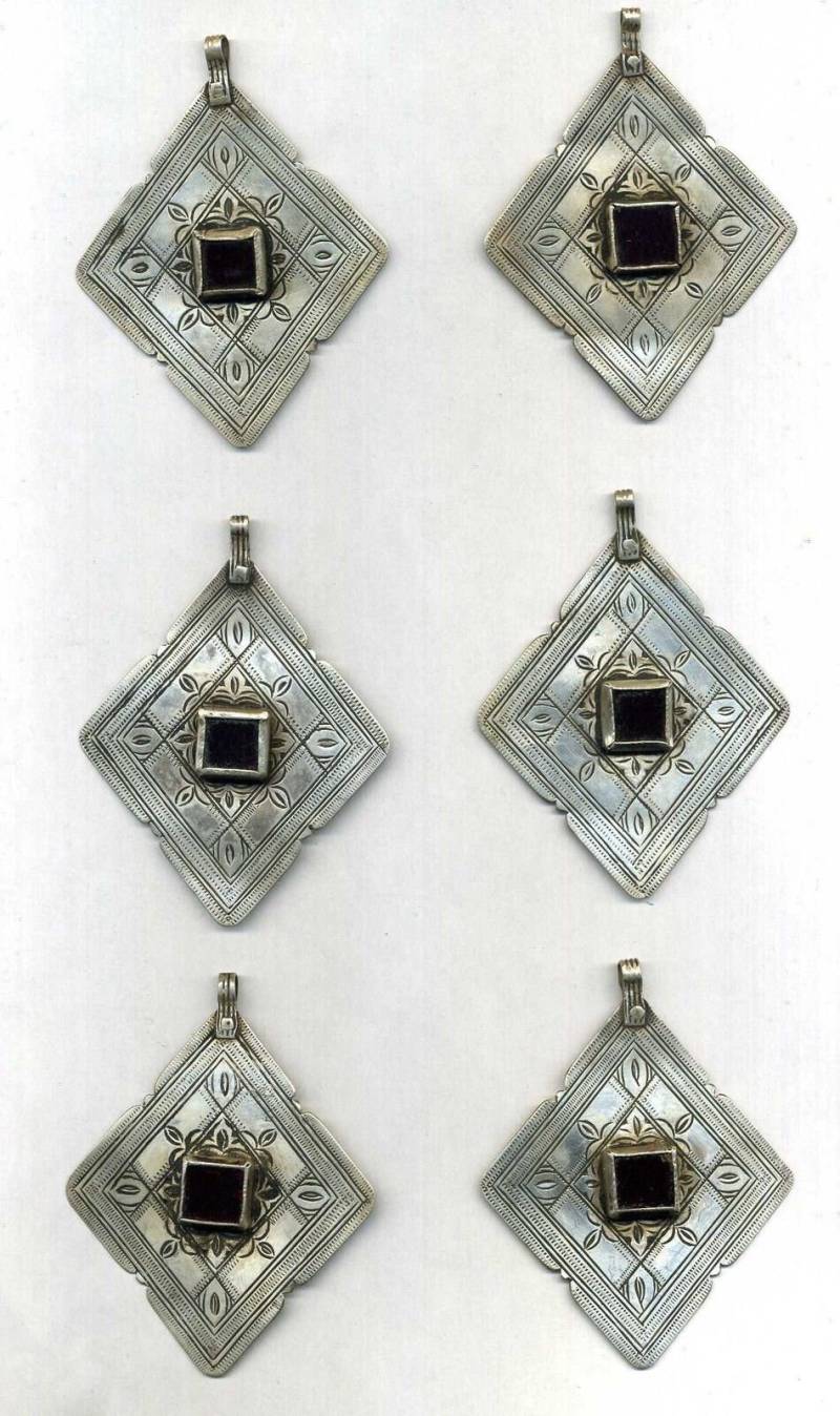 Marokko - Los Mit 6 Außergewöhnlichen Und Seltenen Berber-Anhängern Aus Silber Cabochon-Perlen von TIFINAGH