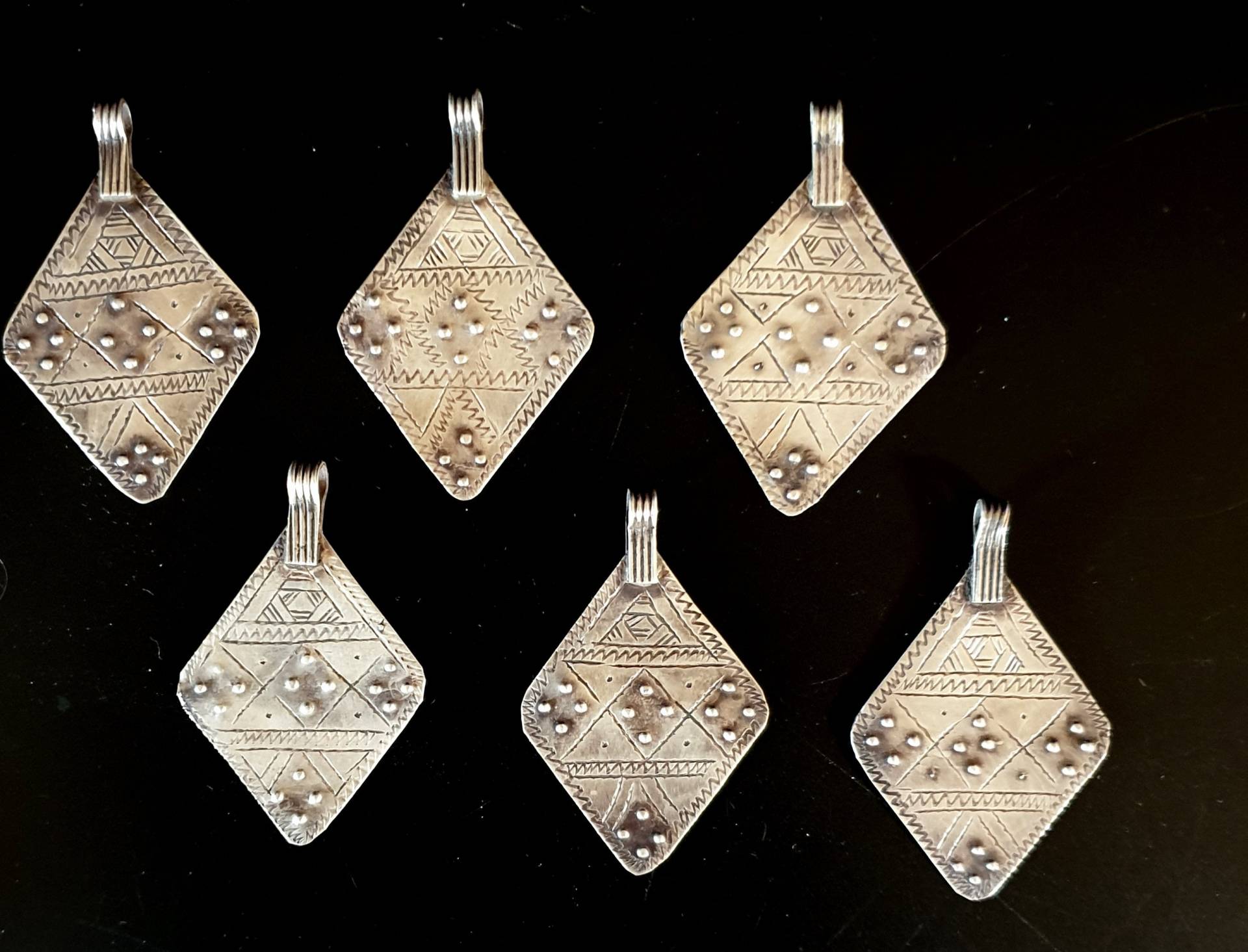 Marokko - Los Mit 6 Berber-Silberanhängern Für Halskette Amazigh Gemeißelte Motive, Silber, Mittlerer Atlas von TIFINAGH