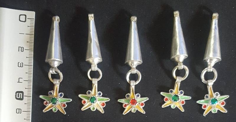 Marokko - Lot Von 5 Alten Berberkegeln Aus Silber Und Emailliertem Sternanhänger Mit Glascabochon von TIFINAGH