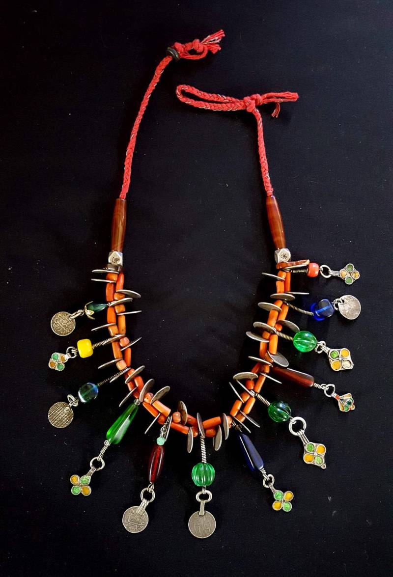 Marokko - Prächtige Berber-Silberhalskette Bestehend Aus Korallen, Perlen Und Münzen Als Anhänger von TIFINAGH