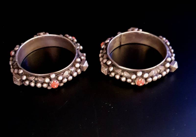 Marokko - Sahara Paar Bewegliche Silberarmbänder, Verziert Mit 3 Echten Korallenperlen von TIFINAGH