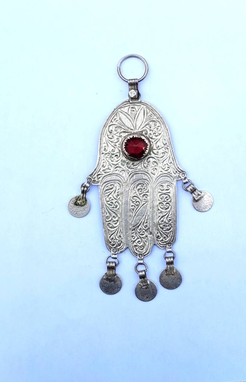 Marokko - Seltene Alte Hand Von Fatima "Khamsa Khomissa Hamsa" in Silber, Cabochon-Glaswaren Und Antike Münzen Anhängern von TIFINAGH