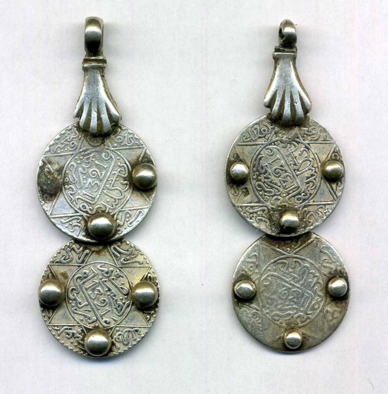 Marokko - Set Aus 2 Silberanhängern Mit Antiken Münzen, Die Von Einer Hand Fatimas Gehalten Werden von TIFINAGH