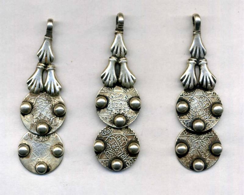Marokko - Set Aus 3 Silberanhängern Mit Antiken Münzen, Die Von Händen Fatima Gehalten Werden von TIFINAGH