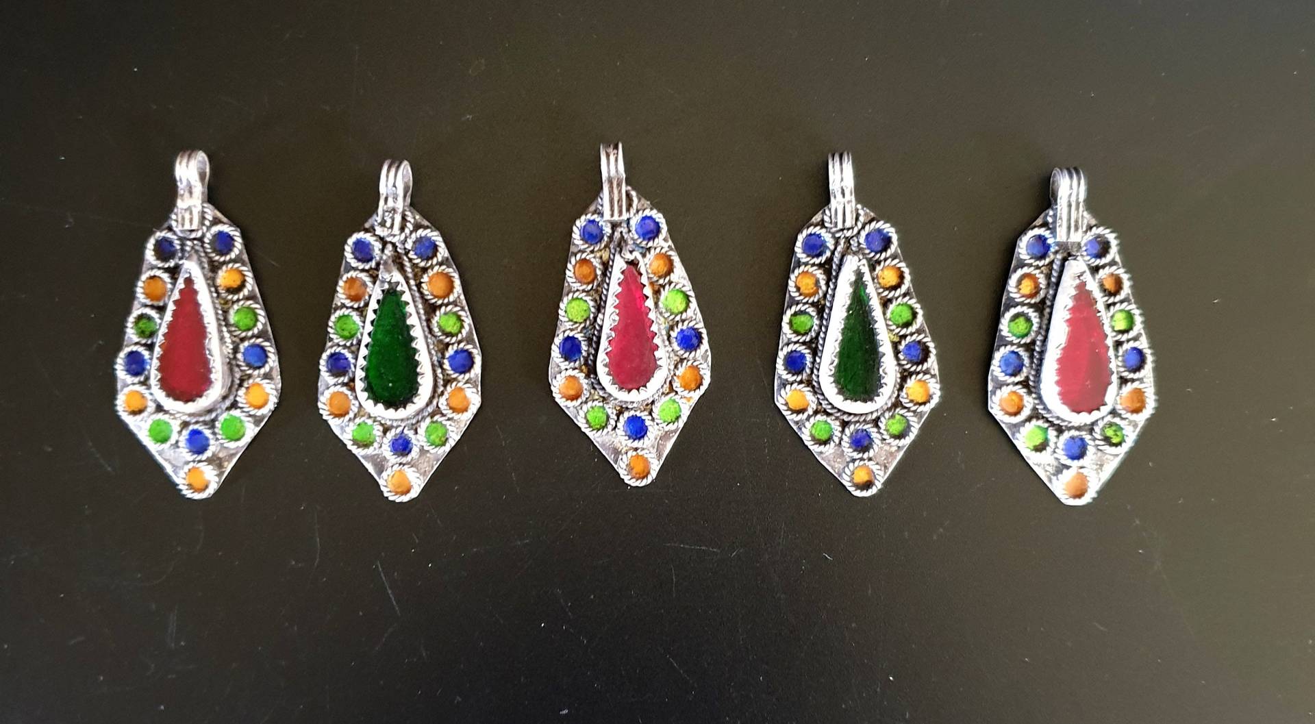 Marokko - Set Aus 5 Silbernen Anhängern, Emaille Und Glasperlen Für Halskette von TIFINAGH