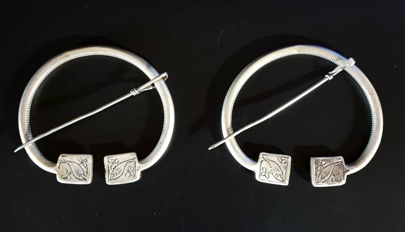 Seltenes Paar Antike Fibeln Von Tunesien in Silber Mit Gravur Fisch von TIFINAGH