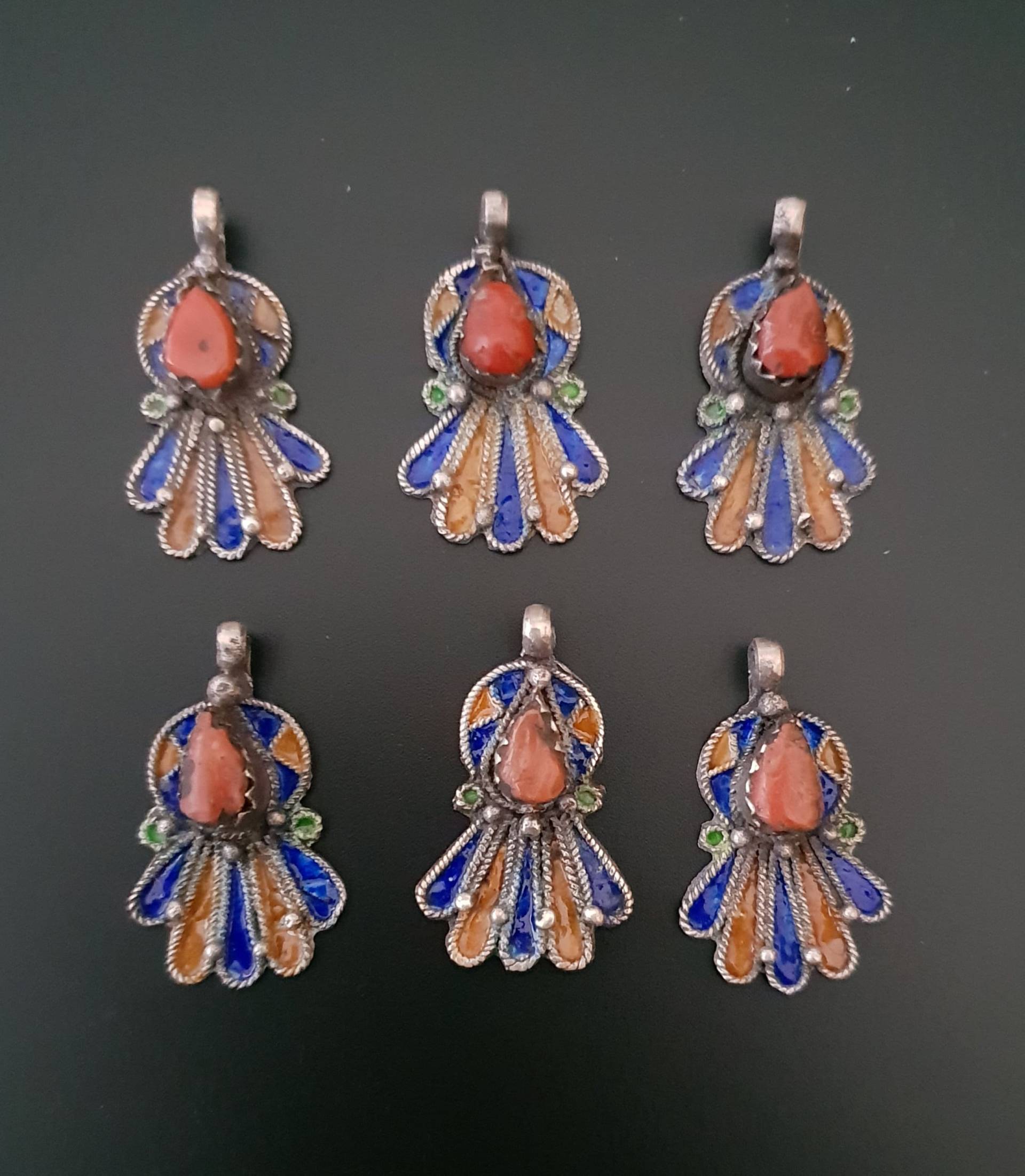Set Aus 6 Kabyle-Anhängern Silber, Emaille Und Echter Koralle Für Eine Halskette von TIFINAGH