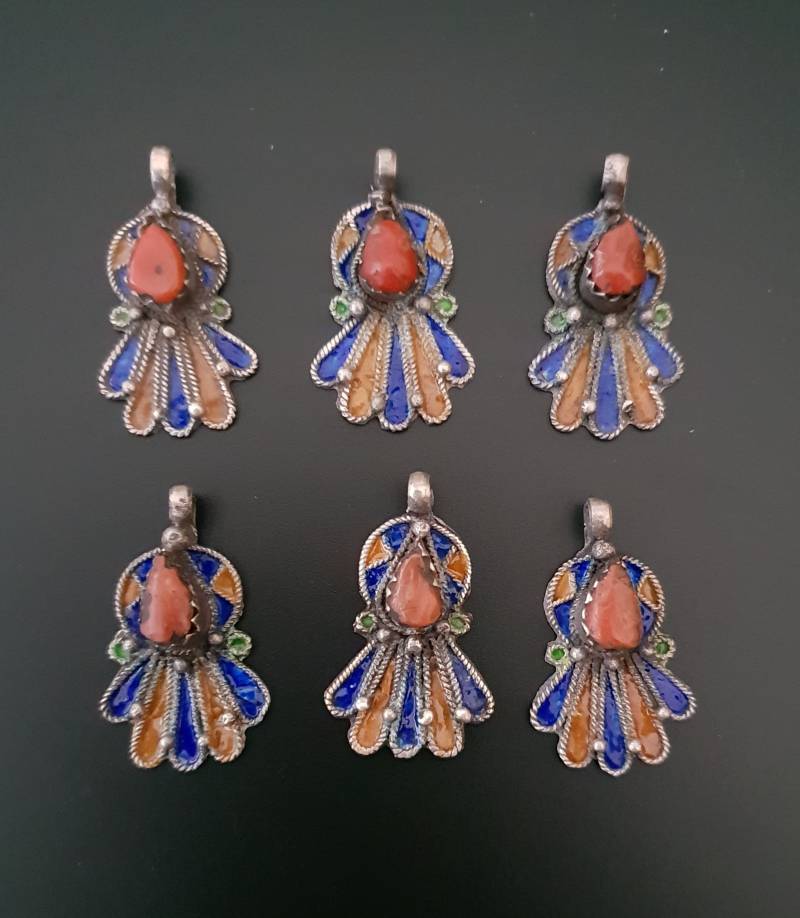 Set Aus 6 Kabyle-Anhängern Silber, Emaille Und Echter Koralle Für Eine Halskette von TIFINAGH