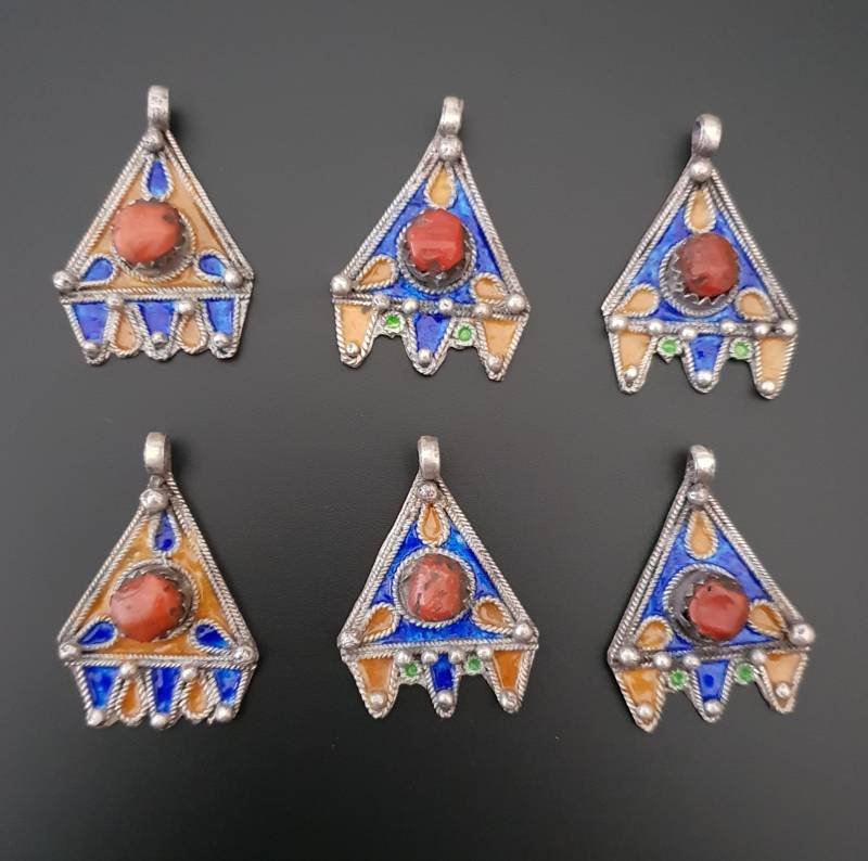 Set Mit 6 Kabyle-Anhängern Aus Silber, Emaille Und Echter Koralle Für Eine Halskette von TIFINAGH