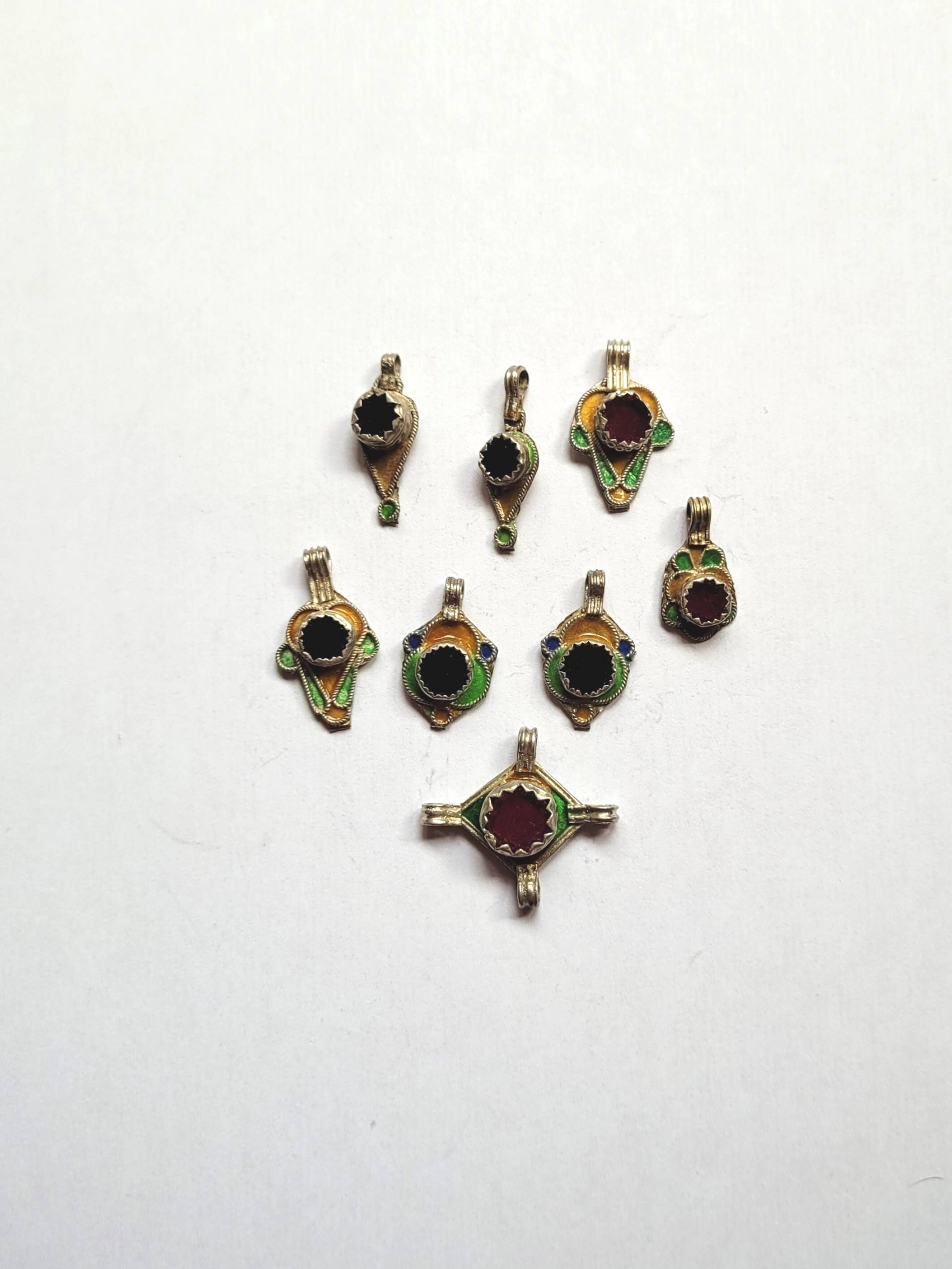 Set Mit 8 Anhängern Aus Silber, Emaille Und Glaswaren - Für Halskette Südmarokko Set Mit 8 Anhängern Aus Silber, Emaille Und Glaswaren - Für Halskette Südmarokko von TIFINAGH