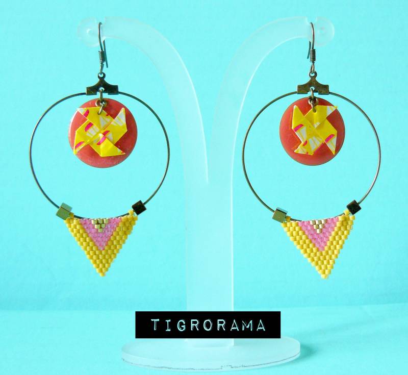 Creolen-Ohrringe Aus Emaille, Gelbes Mühlen-Origami Und Miyuki-Dreieck Creolen-Ohrringe Aus Emaille, Gelbes Mühlen-Origami Und Miyuki-Dreieck von TIGRORAMA