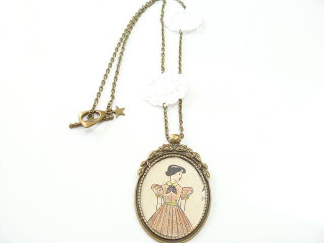 Vintage Weiße Guipure-Blumen-Halskette Vintage Weiße Guipure-Blumen-Halskette von TIGRORAMA