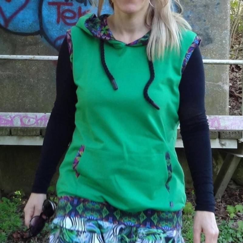 Handgemachte Grüne Weste Mit Kaleidoskop Muster, Größe M, Hoodie Weste, Unifarben, Damen, Handmade Clothing Label, Unikat, Streetwear Handgemachte Grüne Weste Mit Kaleidoskop Muster, Größe M, Hoodie Weste, Unifarben, Damen, Handmade Clothing Label, Unikat, Streetwear von TIKKALandUNIQUE