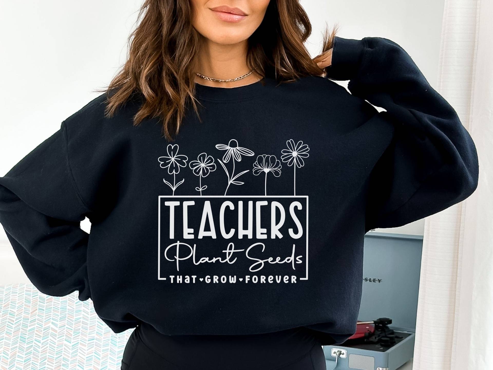 Lehrer Crewneck Sweatshirt Floral Wildflower Design Süßes Schul Outfit Für Erzieher von TILKIWEAR