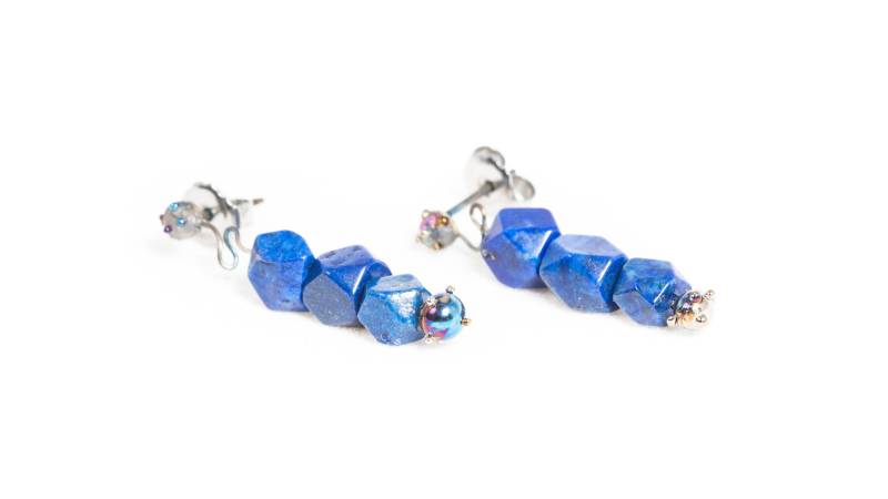 Caterpill Blues Achteckiger Titanstecker Lapis Lazuli Ohrringe Ohrstecker Nicht-Allergen-Ohrringe Ungewöhnliche Made in Finland von TIQUALIA