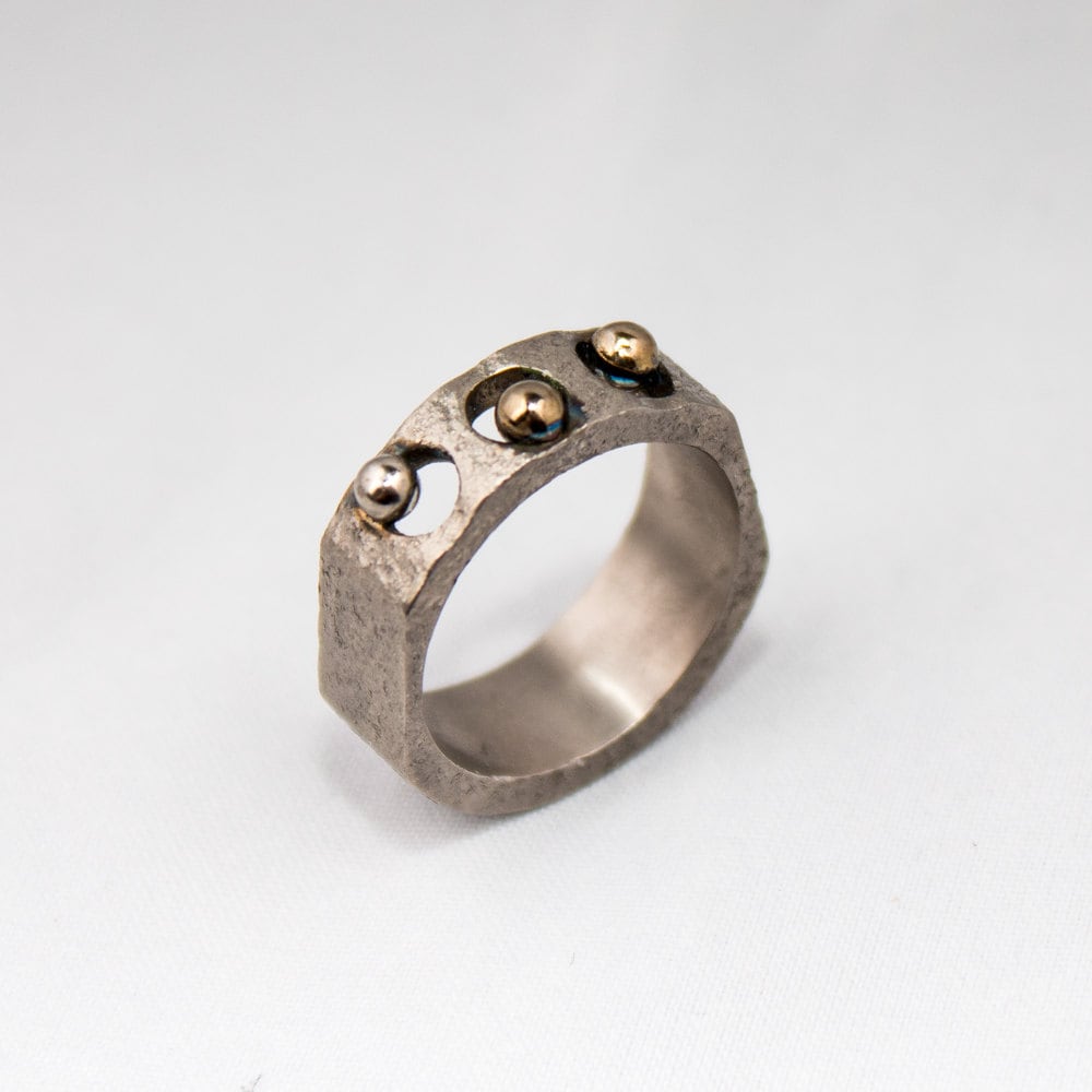Drei Juwelen. Strukturierter Geschweißter Titanring Mit Charakter, Handgefertigt Durch Schweißen Von Fester Natürlicher Titanfarbe, Hergestellt in Drei Juwelen. Strukturierter Geschweißter Titanring Mit Charakter, Handgefertigt Durch Schweißen Von Fester Natürlicher Titanfarbe, Hergestellt in von TIQUALIA