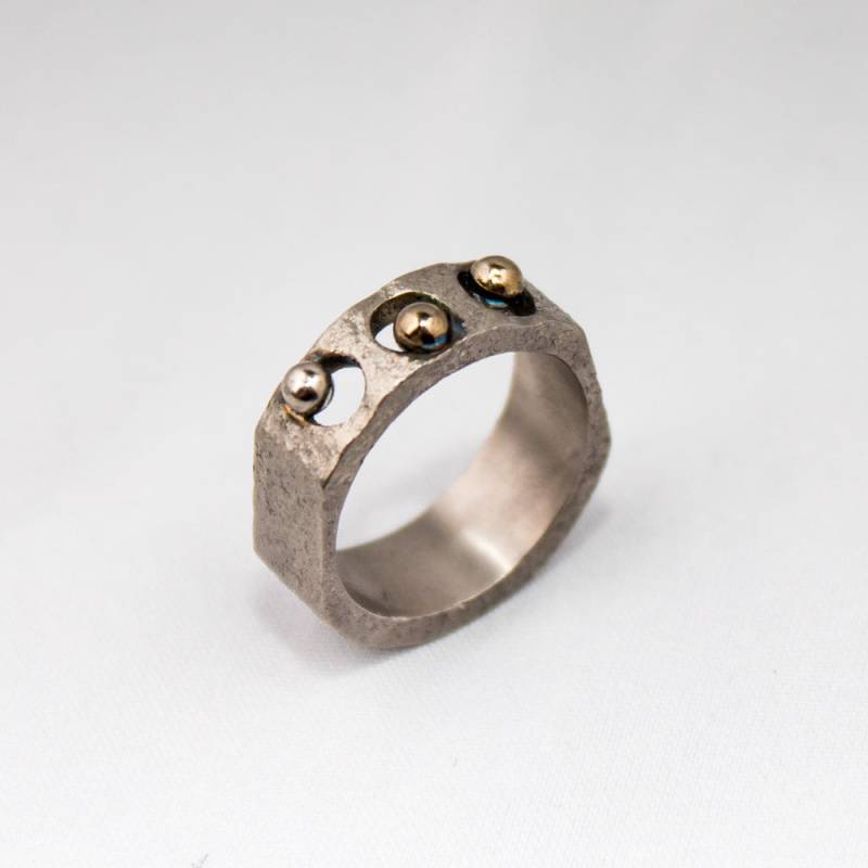 Drei Juwelen. Strukturierter Geschweißter Titanring Mit Charakter, Handgefertigt Durch Schweißen Von Fester Natürlicher Titanfarbe, Hergestellt in Drei Juwelen. Strukturierter Geschweißter Titanring Mit Charakter, Handgefertigt Durch Schweißen Von Fester Natürlicher Titanfarbe, Hergestellt in von TIQUALIA