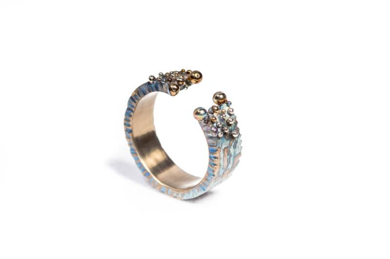 Gold in Blau. Titanring, Offener Ring Mit Textur, Reines Titan, Schweißen, Ungewöhnlicher Schmuck, Made Finland Gold in Blau. Titanring, Offener Ring Mit Textur, Reines Titan, Schweißen, Ungewöhnlicher Schmuck, Made Finland von TIQUALIA