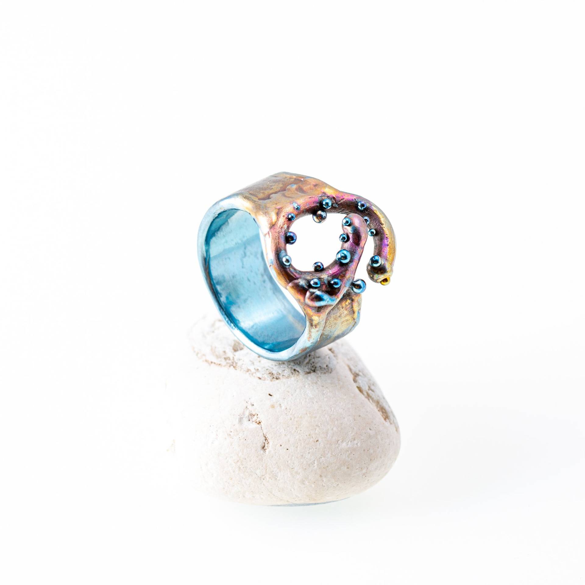 Sonnenblau. Wechselbeziehung. Titan Geschweißter Ring. Einzelstück. Hypoallergen. Kunst Schweißen. Eloxieren. Handgefertigt in Finnland Sonnenblau. Wechselbeziehung. Titan Geschweißter Ring. Einzelstück. Hypoallergen. Kunst Schweißen. Eloxieren. Handgefertigt in Finnland von TIQUALIA