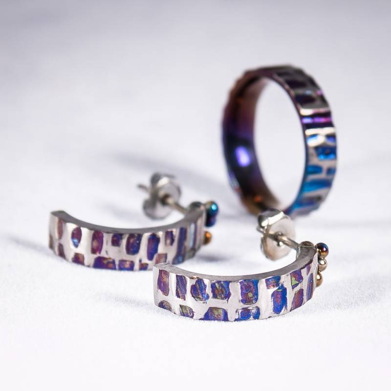 Tief Und Lila. Titan-Schmuckset, Ohrringe Ring, Strukturierter Farbiger Titan, Hypoallergener Schmuck, Titan-Ohrstecker, Hergestellt in Finnland von TIQUALIA