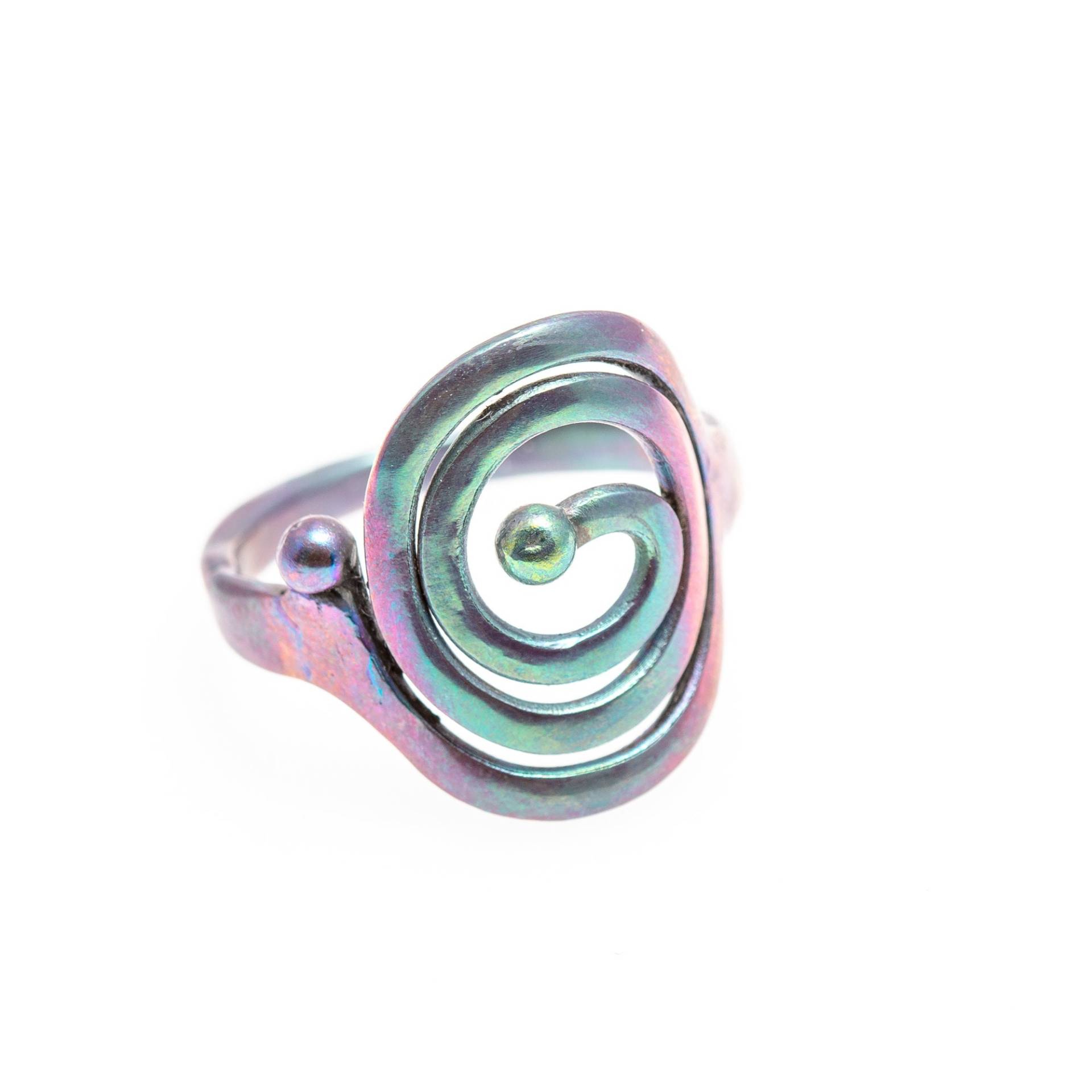 Titan Ring. Magenta-Grün. Einzelstück Ausgefallenes Design Made in Finland Titan Ring. Magenta-Grün. Einzelstück Ausgefallenes Design Made in Finland von TIQUALIA