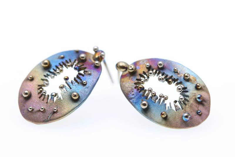 Titanium Blumen Ohrringe - Sonnentau Ohrstecker Hypoallergener Handgefertigter Titan Schmuck Aus Finnland Titanium Blumen Ohrringe - Sonnentau Ohrstecker Hypoallergener Handgefertigter Titan Schmuck Aus Finnland von TIQUALIA