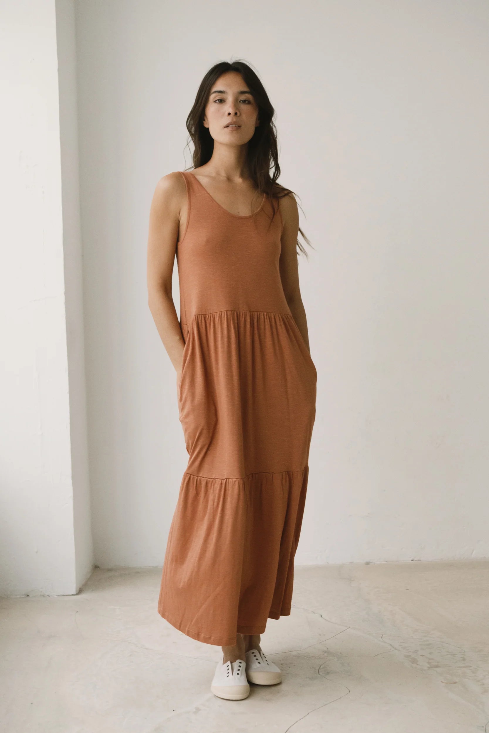 Alice Ruffled Long Dress Red von TIRALAHILACHA