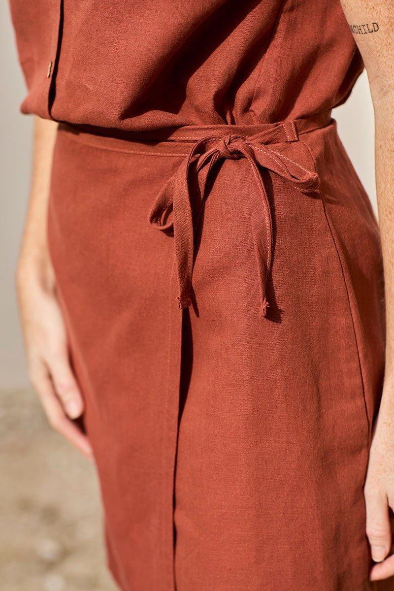 Famara Wrap Mini Skirt Rooibos Red von TIRALAHILACHA