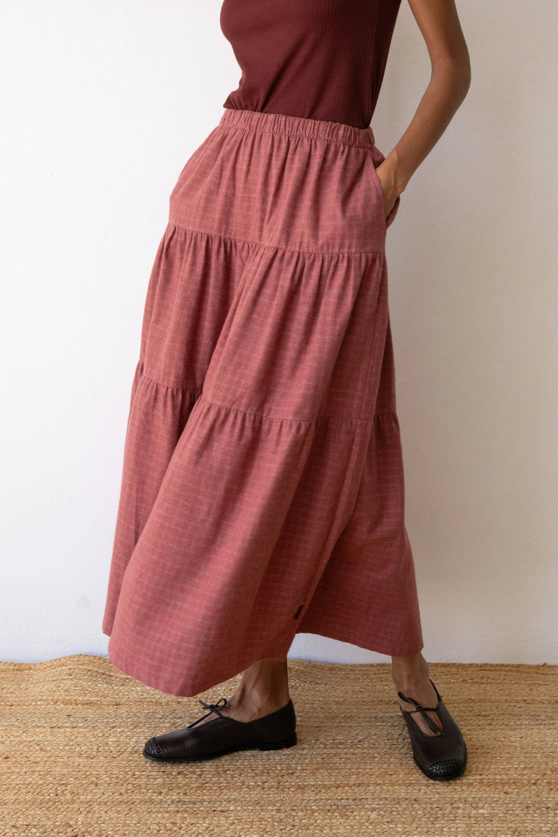 Leila Ruffle Skirt Currant Red von TIRALAHILACHA