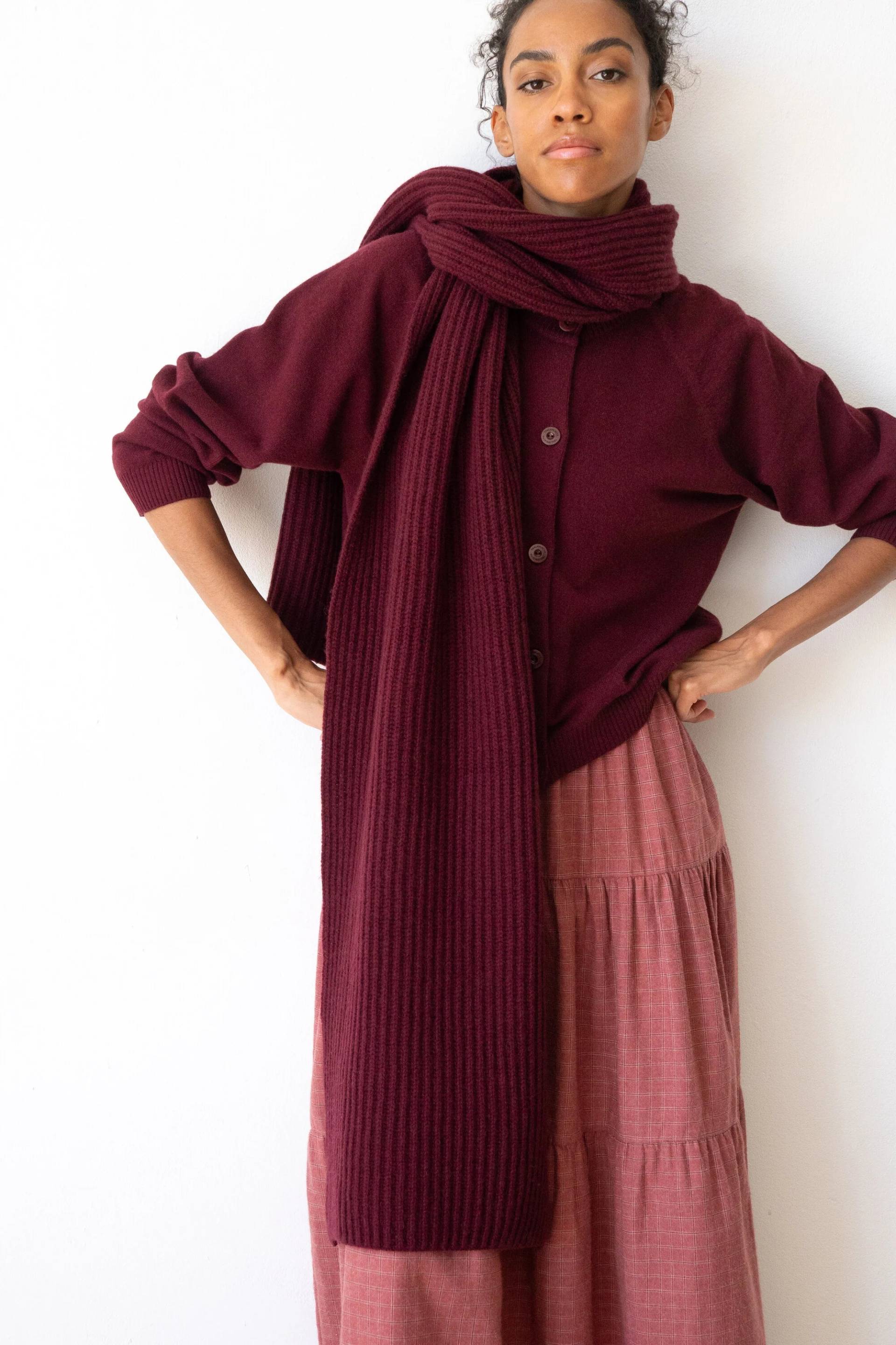 Lú Ribbed Scarf Burgundy Red von TIRALAHILACHA