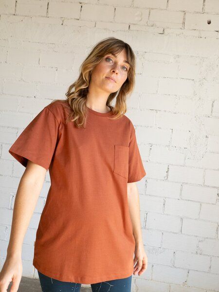 TIRALAHILACHA Giulia unisex T-shirt with pocket von TIRALAHILACHA