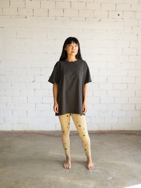 TIRALAHILACHA Giulia unisex T-shirt with pocket von TIRALAHILACHA