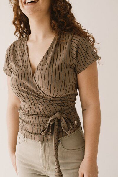 TIRALAHILACHA Hagne wrap T-Shirt in bark brown TIRALAHILACHA Hagne wrap T-Shirt in bark brown von TIRALAHILACHA