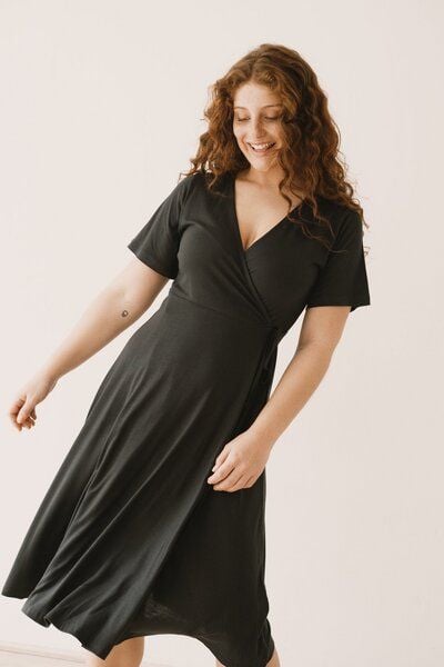 TIRALAHILACHA Helen Tencel wrap dress in black von TIRALAHILACHA