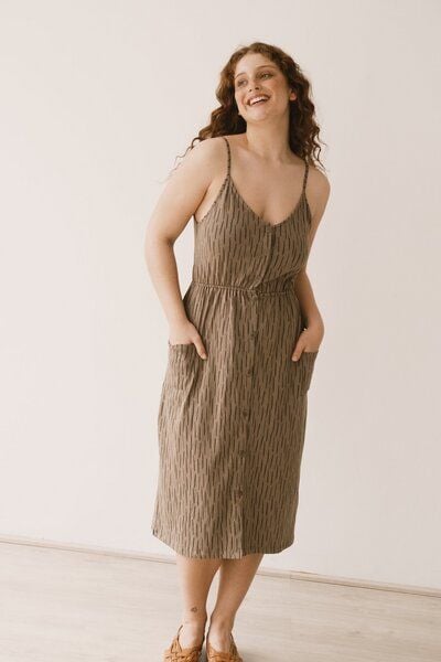 TIRALAHILACHA Hiara Midi Dress in brown bark von TIRALAHILACHA