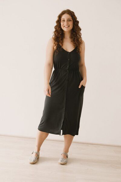 TIRALAHILACHA Hiara Tencel midi dress in black TIRALAHILACHA Hiara Tencel midi dress in black von TIRALAHILACHA