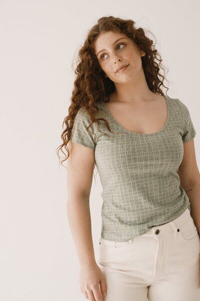 TIRALAHILACHA Hilda short sleeved T-shirt in green wicker von TIRALAHILACHA