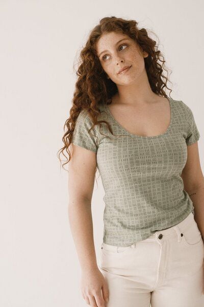 TIRALAHILACHA Hilda short sleeved T-shirt in green wicker von TIRALAHILACHA