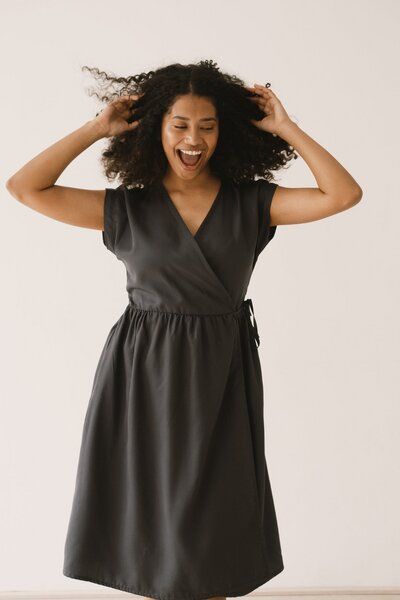 TIRALAHILACHA Hira Tencel wrap midi dress TIRALAHILACHA Hira Tencel wrap midi dress von TIRALAHILACHA