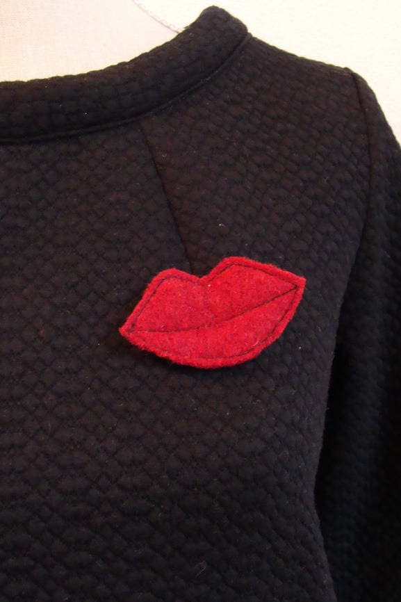 Rot Genähte Mundbrosche "Ich Liebe Dich" von TISSUMI