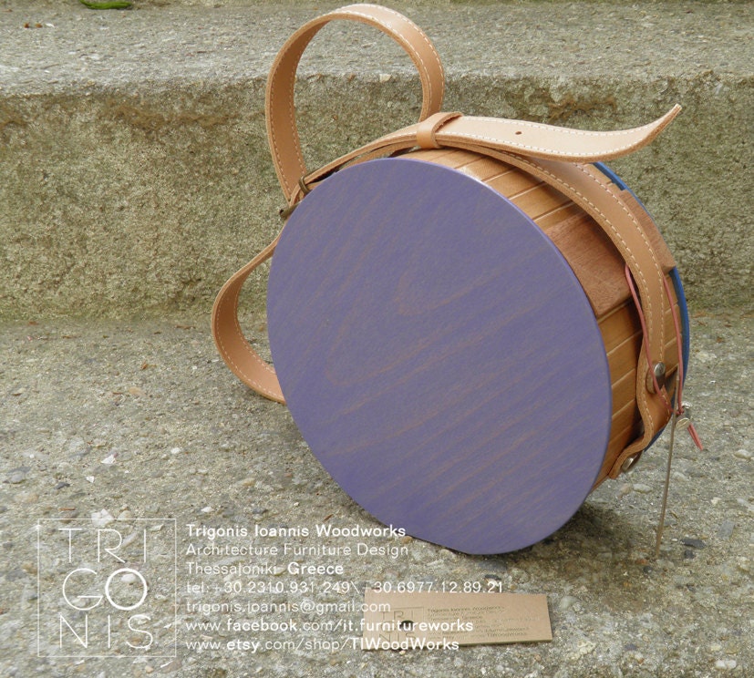 Blaue Und Violette Runde Holzbeuteltasche Mit Rosa Hautfarbenem Ledergriff Blaue Und Violette Runde Holzbeuteltasche Mit Rosa Hautfarbenem Ledergriff von TIWoodWorks