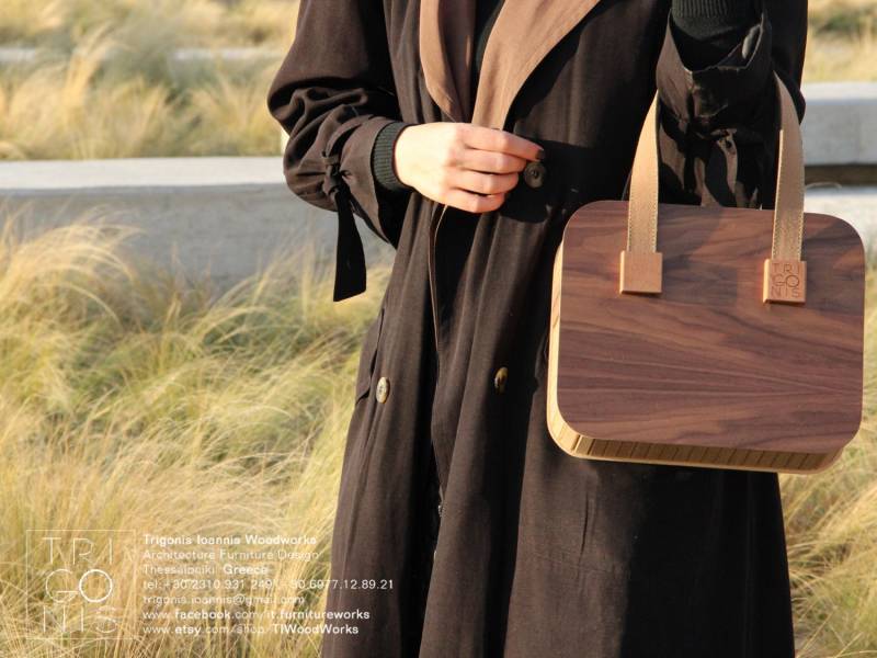 Handtasche in Nussbaum Mit Braunen Ledergriffen Handtasche in Nussbaum Mit Braunen Ledergriffen von TIWoodWorks