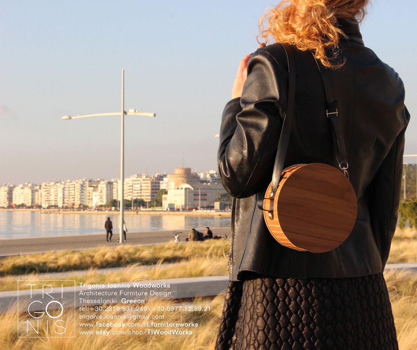 Kleine Runde Holzbeuteltasche Aus Furniertem Nussbaum Und Schwarzem Ledergriff Kleine Runde Holzbeuteltasche Aus Furniertem Nussbaum Und Schwarzem Ledergriff von TIWoodWorks