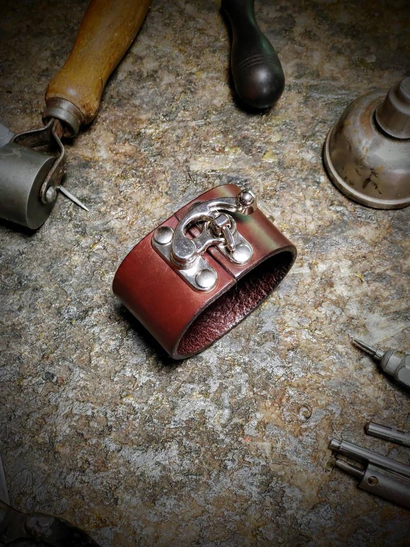 Braunes Rindsleder Manschettenarmband Breites Band, Metallverschluss von TIZART