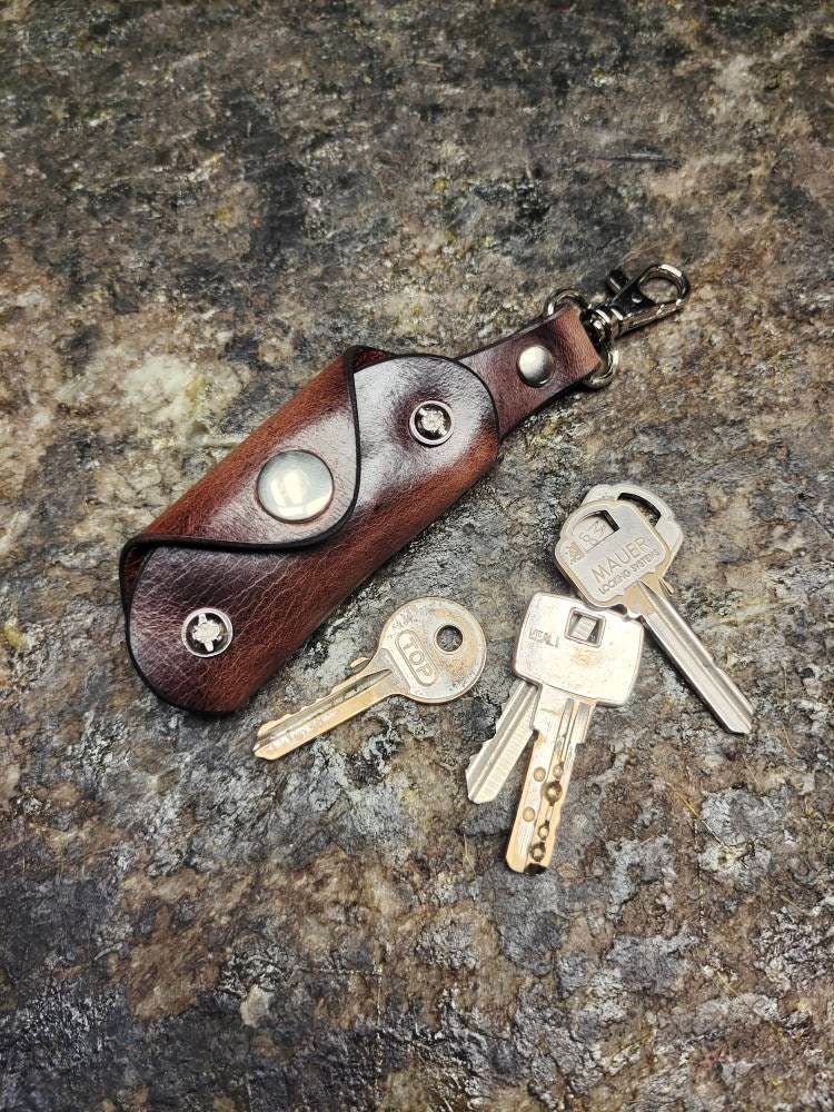 Dunkelbraune Rindsleder Schlüsselanhänger Personalisierter Schlüsselhalter von TIZART
