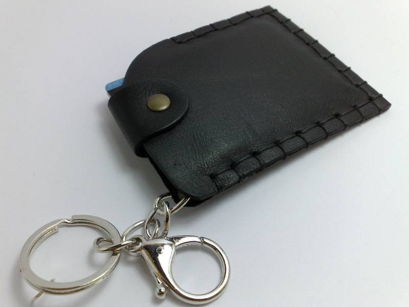 Handgefertigter Kartenhalter Aus Leder Personalisiertes Anfangsgeschenk von TIZART