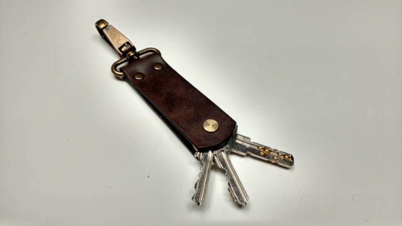 Handgemachter Schlüsselanhänger Aus Braunem Rindsleder Mit Drehhaken Leder Ooak Freie Initialen Geschenkideen von TIZART