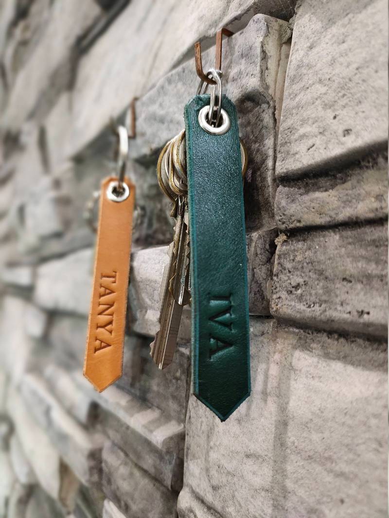 Lederanhänger Schlüsselanhänger Personalisierte Lederband Handgefertigte Aus Rindsleder Riemen Zum Befestigen Von Initialen von TIZART