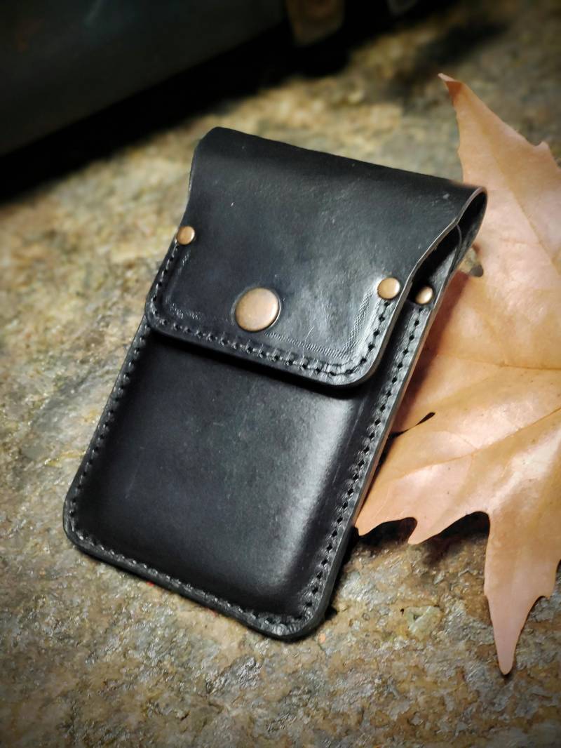 Neue Stilvolle Tasche Für Apple Iphone 7, Schwarzes Und Braunes Leder, Weißes Band, Freie Initialen, Tolle Geschenkideen, Personalisiert von TIZART