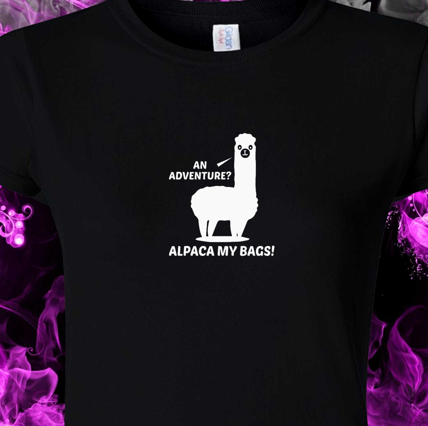 Ein Abenteuer ? Alpaka Meine Taschen - Lustige Geschenkidee Schwarze Baumwolle Gildan Rundhalsausschnitt S-xxl von TIndustries